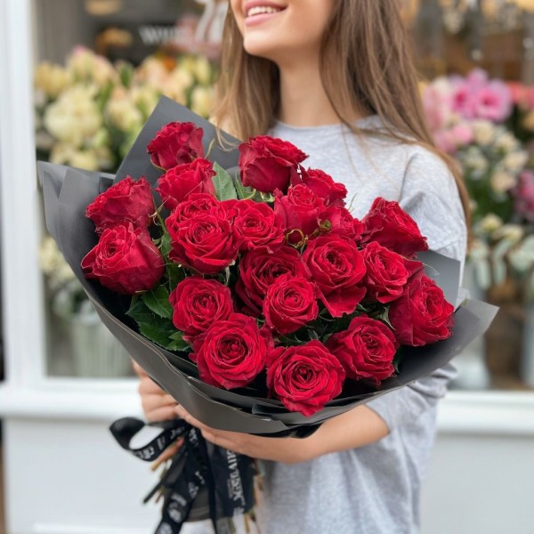 19 алых роз