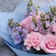 3 розовые розы с гвоздикой и маттиолой