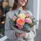 3 розы с кустовой гвоздикой и эвкалиптом